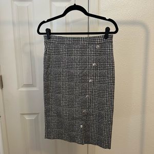Houndstooth plaid pencil skirt with silver detailing